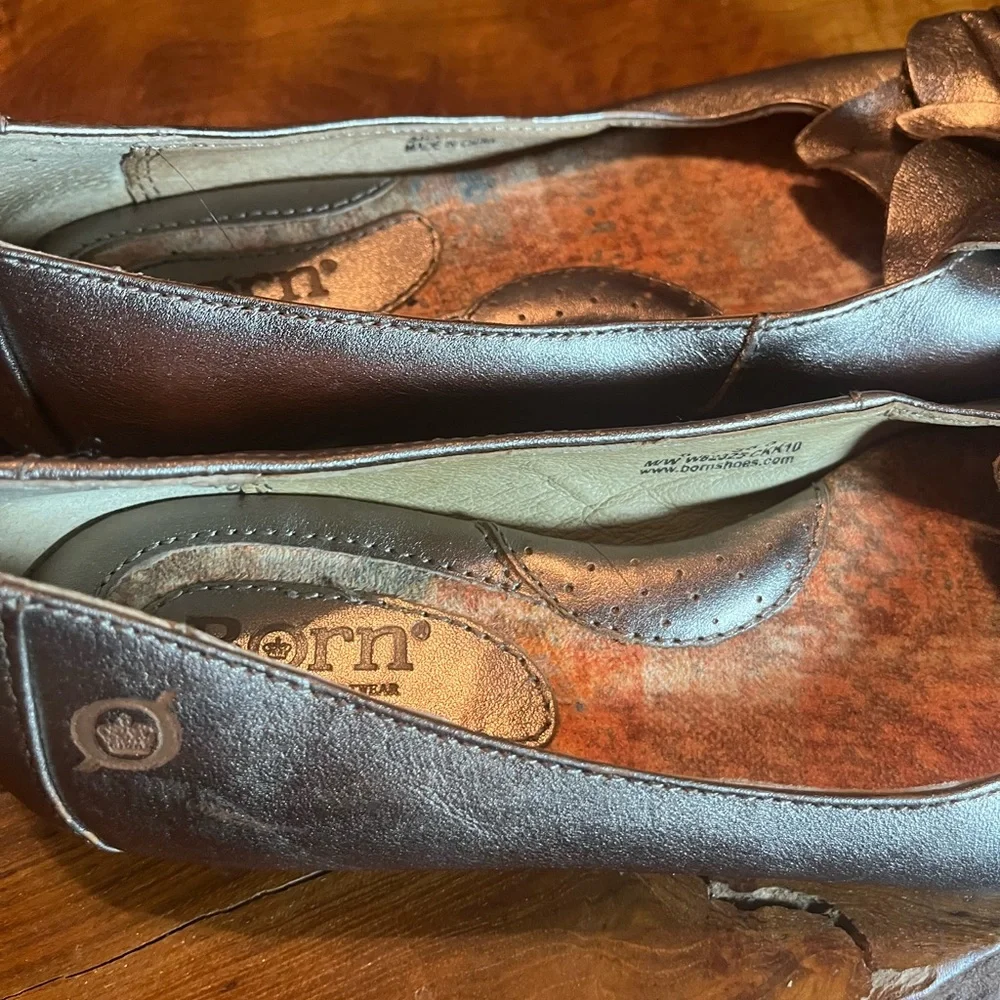 Born Women’s Size 6 Metallic Bronze Leather Flats Floral Toe Detail Shoes